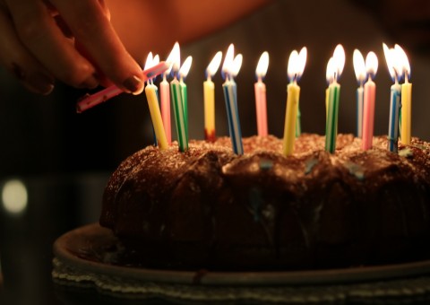 Bandidos metralham casa e criança morre com o pai durante comemoração de aniversário