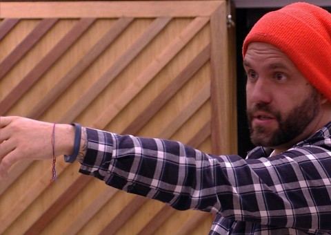 BBB18: Após retornar do paredão, Caruso provoca brothers e começa bate-boca