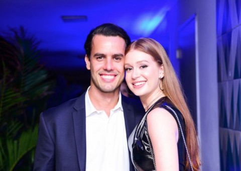 Marina Ruy Barbosa troca beijos com marido em evento