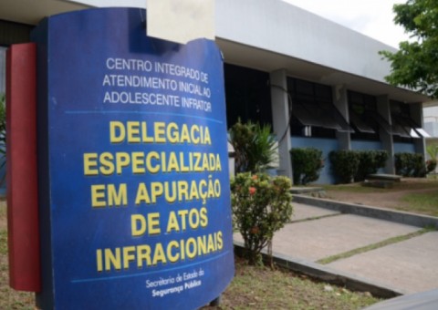 Adolescente suspeito de roubar casa é espancado por populares em Manaus