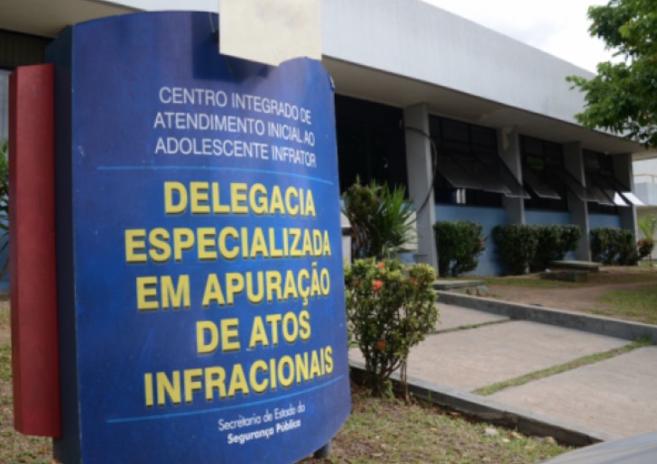 Adolescente suspeito de roubar casa é espancado por populares em Manaus