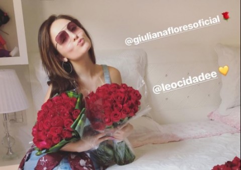 Namorado de Larissa Manoela surpreende atriz com pétalas de rosas na cama