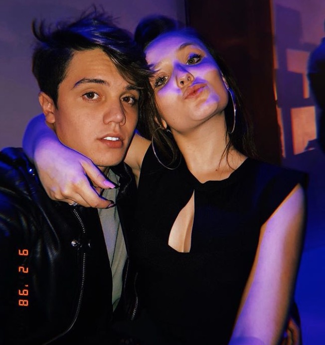 Namorado de Larissa Manoela surpreende atriz com pétalas de rosas na cama