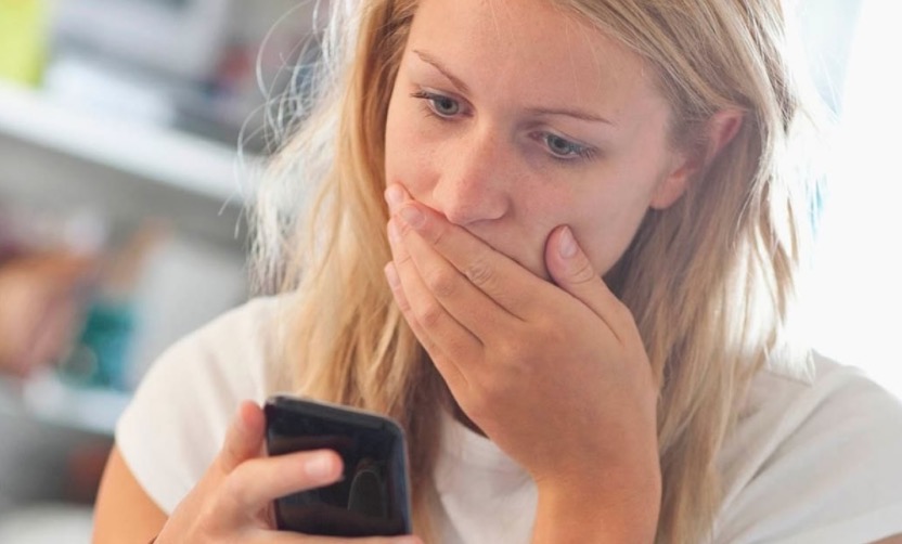 Uso do celular pode aumentar rugas no pescoço e queixo-duplo