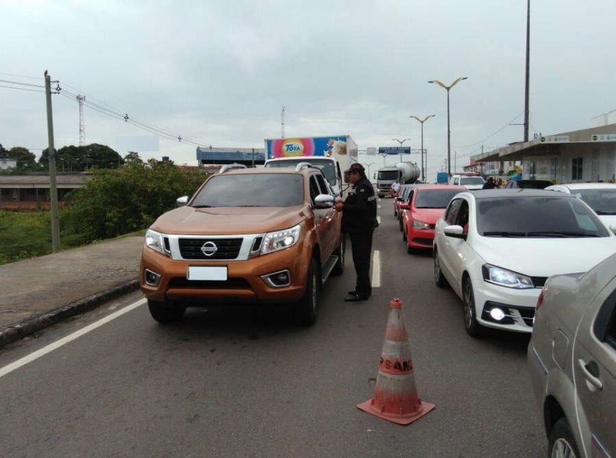 Mais de 100 motoristas são multados durante fiscalização na ponte Rio Negro
