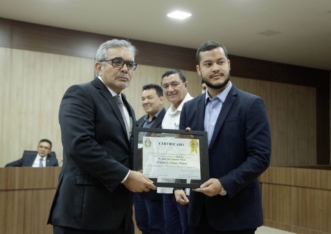 TJAM homenageia prefeito de Coari por regularidade nos precatórios