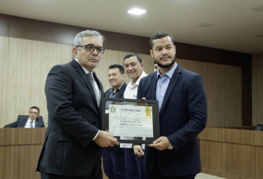 TJAM homenageia prefeito de Coari por regularidade nos precatórios