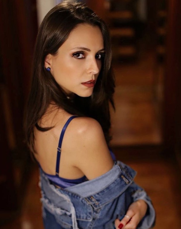 Ex-noiva de Lucas, do BBB18, posa sexy de lingerie