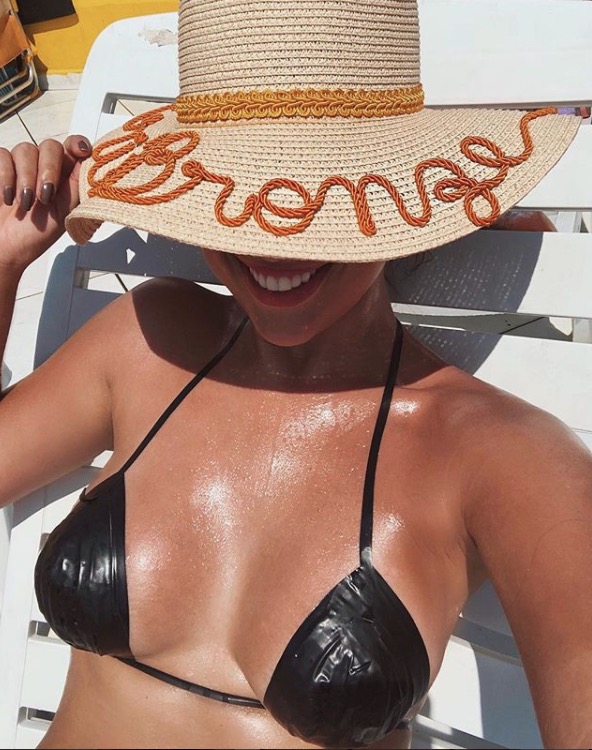 Vivian Amorim posa de biquíni de fita durante bronzeamento: ''Vai Malandra'