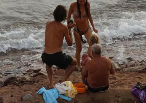 Mulher entra em trabalho de parto e dá à luz no Mar Vermelho