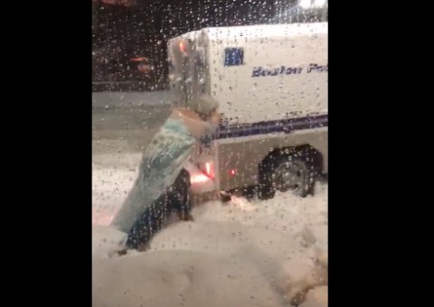 Fantasiado de Elsa, homem ajuda caminhão a desatolar da neve
