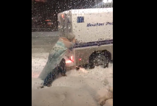 Fantasiado de Elsa, homem ajuda caminhão a desatolar da neve