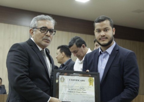 TJAM homenageia prefeito de Coari por regularidade nos precatórios