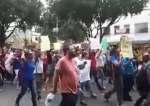 Manifestação de professores da rede pública fecha diferentes avenidas de Manaus