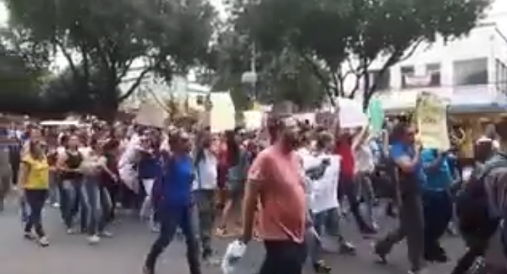Manifestação de professores da rede pública fecha diferentes avenidas de Manaus