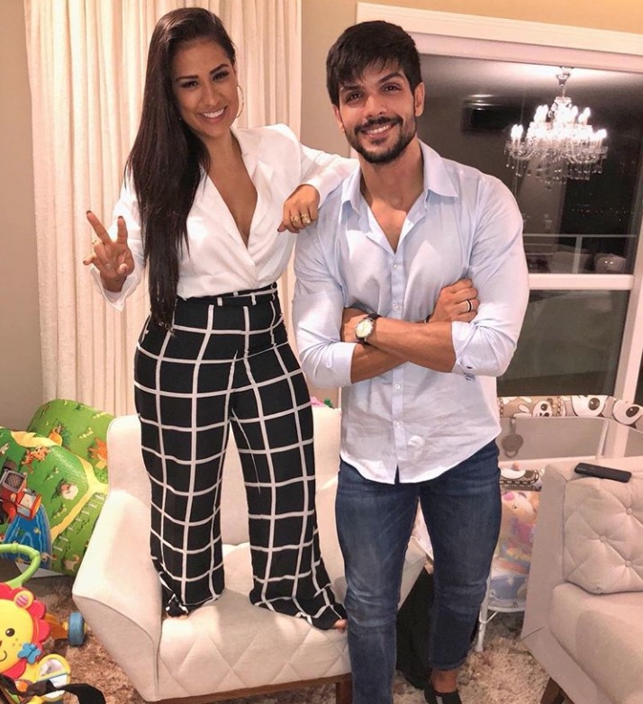 Cantora Simone posa com ex-bbb Lucas em célula e diz que ele merece perdão