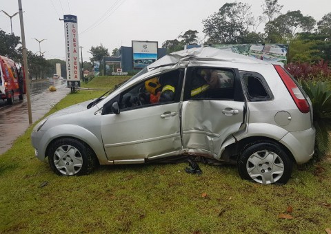 Carro colide com poste após capotar e dois ficam feridos em Manaus