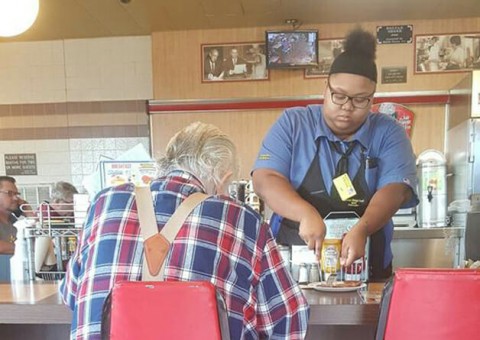 Garçonete ajuda idoso cortar comida e ganha bolsa de faculdade