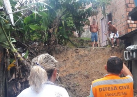 Defesa Civil registra dois deslizamentos de terra durante chuva em Manaus