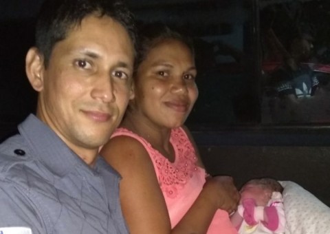 Com ajuda de PMs, mulher dar à luz dentro de Kombi no Amazonas