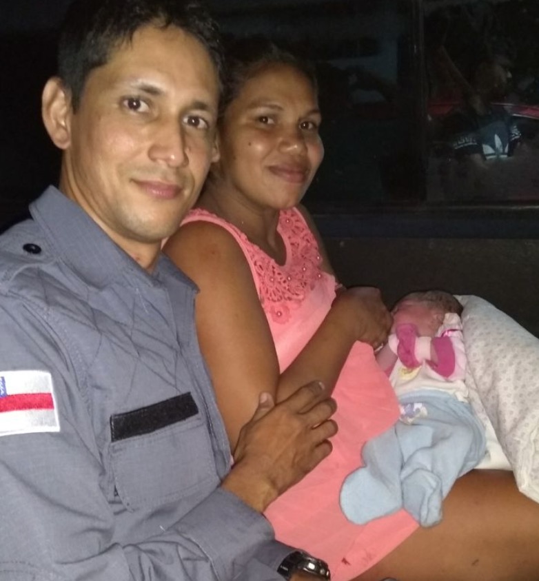 Com ajuda de PMs, mulher dar à luz dentro de Kombi no Amazonas