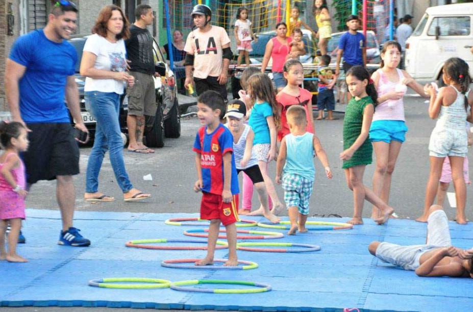Bairro Grande Vitória recebe pela primeira vez projeto Brincando na Rua
