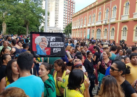 Professores organizam grande manifestação em praça do Centro de Manaus