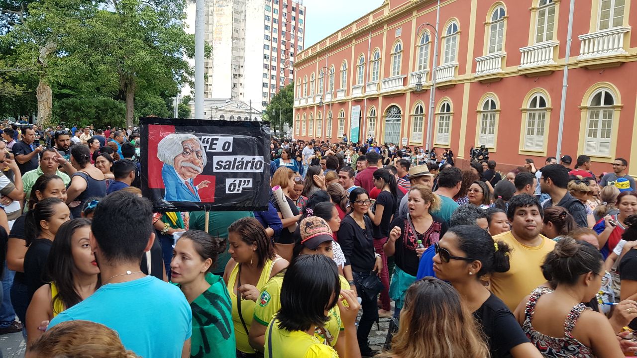 Professores organizam grande manifestação em praça do Centro de Manaus