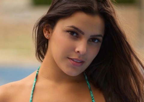 Emilly Araújo coloca bumbum para jogo em foto de biquíni