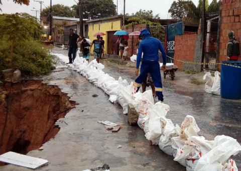 Temporal provoca deslizamentos e desabamentos de muros em Manaus