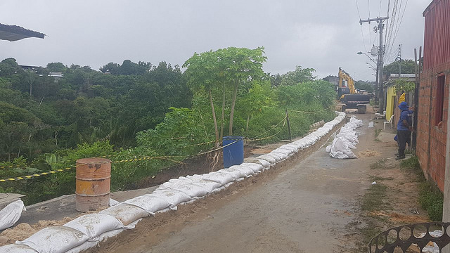 Temporal provoca deslizamentos e desabamentos de muros em Manaus