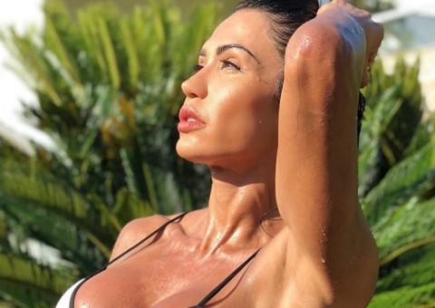 Besuntada, Gracyanne Barbosa recebe massagem seminua em vídeo