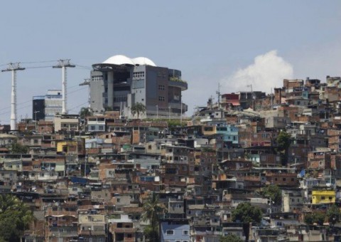Criança e mulher morrem baleadas durante tiroteio no Complexo do Alemão