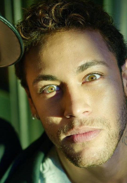 Se recuperando, Neymar  surge de novo visual com dreadlocks