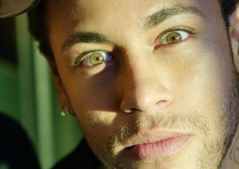 Se recuperando, Neymar  surge de novo visual com dreadlocks