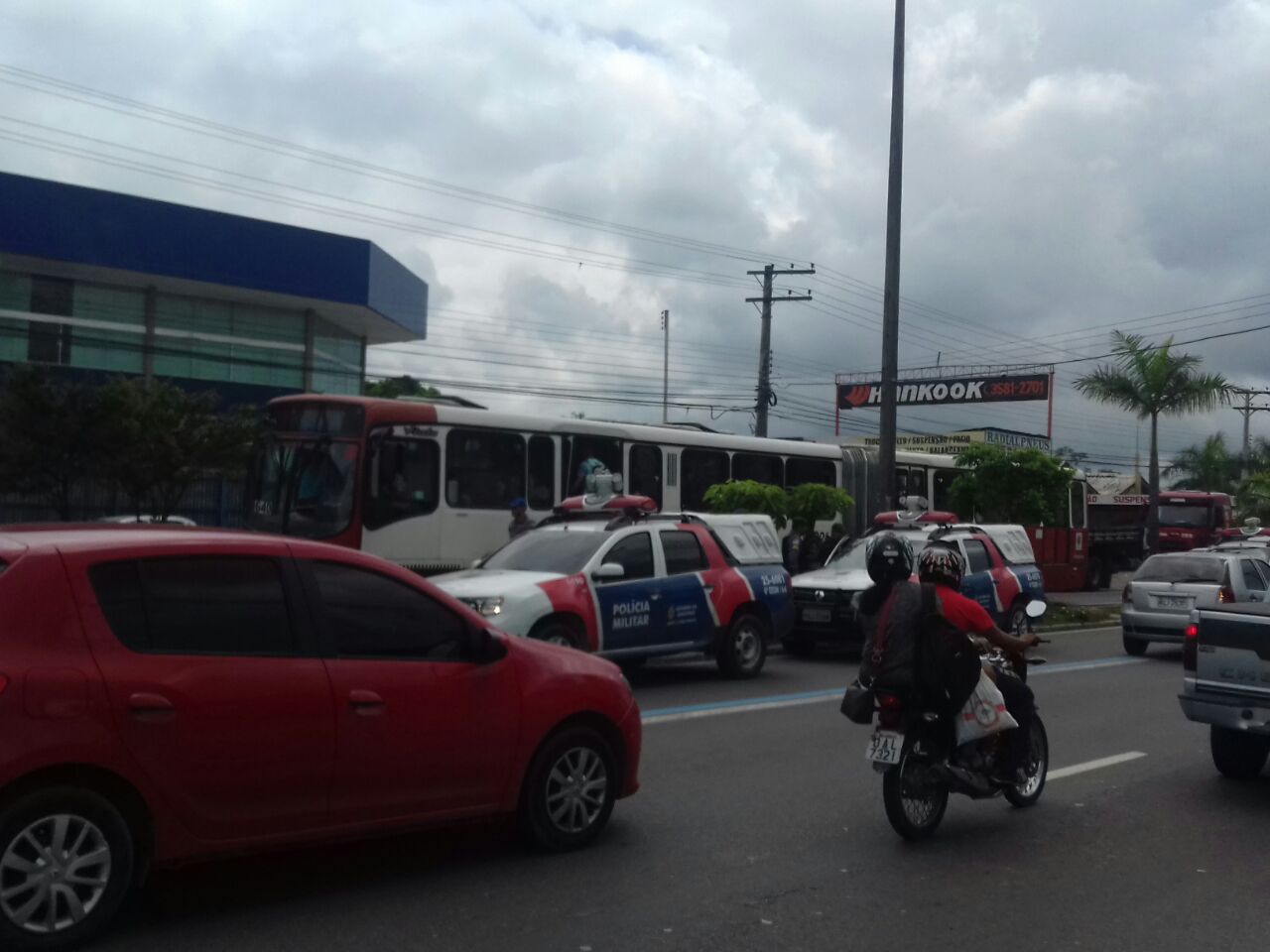 Trio entra armado para assaltar ônibus lotado e é frustrado em Manaus