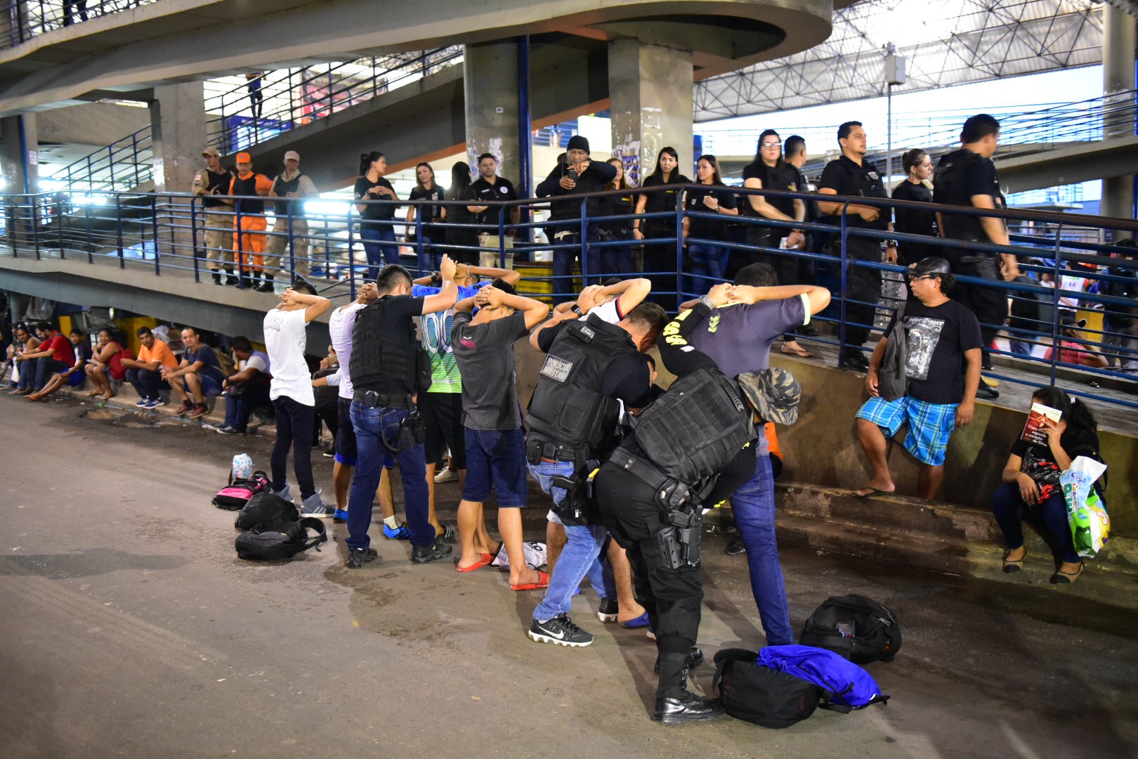 Homem é preso e adolescentes são apreendidos por assaltos a ônibus em Manaus