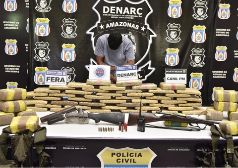 Homem é preso com 60kg de drogas, armas e rádio comunicador das Farcs em Manaus