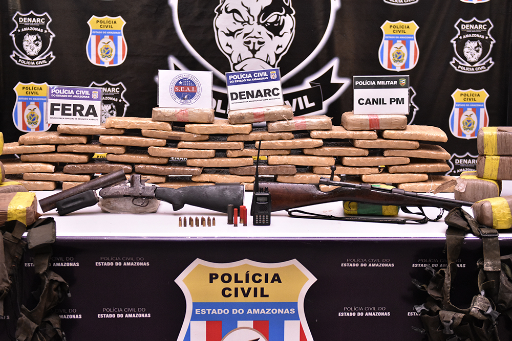 Homem é preso com 60kg de drogas, armas e rádio comunicador das Farcs em Manaus
