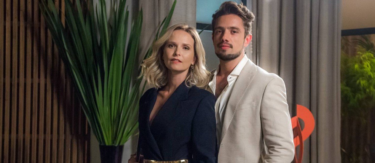   ‘O outro lado do paraíso’: Renato seduz Fabiana para se vingar de Clara   