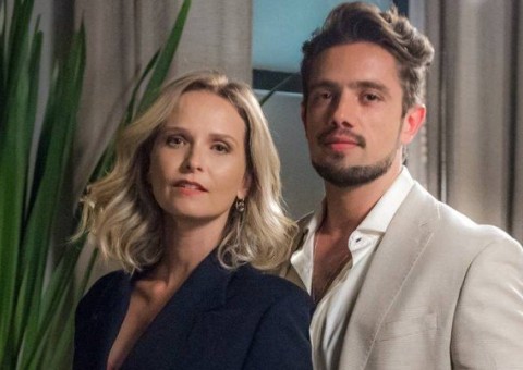   ‘O outro lado do paraíso’: Renato seduz Fabiana para se vingar de Clara   
