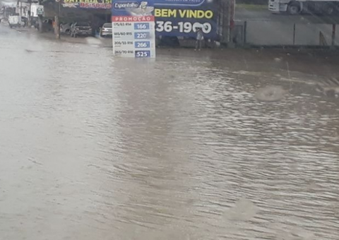 Temporal causa alagamentos de avenidas e desabamentos em Manaus