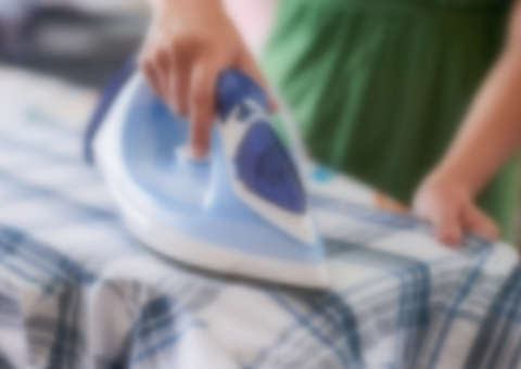 Mulher é presa após agredir e queimar marido com ferro de passar 