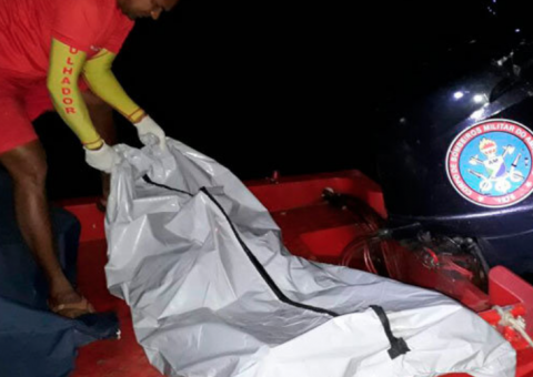 Populares flagram corpo de homem boiando no Centro de Manaus