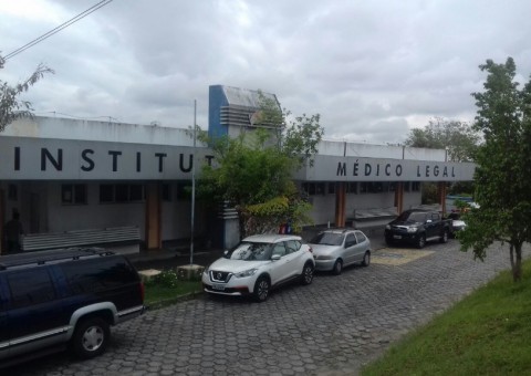 Rapaz é morto na frente de casa durante madrugada em Manaus