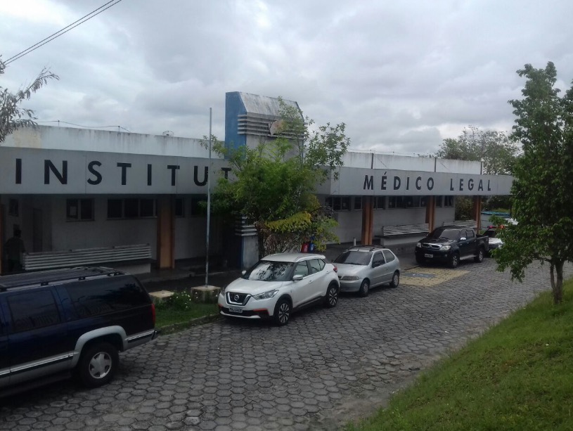 Rapaz é morto na frente de casa durante madrugada em Manaus