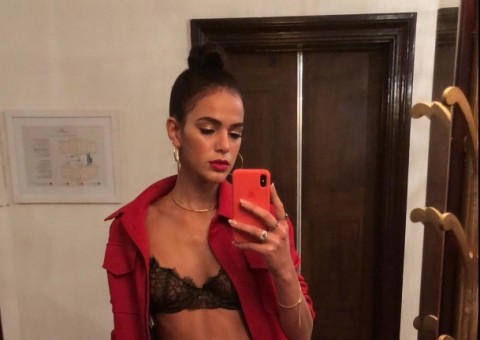 Com sutiã à mostra, Bruna Marquezine faz quadradinho e dança muito em festa 