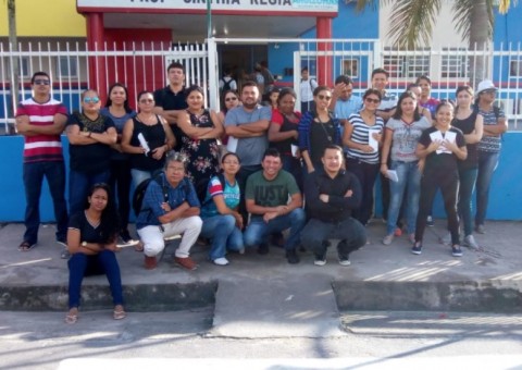 Professores do Amazonas paralisam atividades e aulas são suspensas