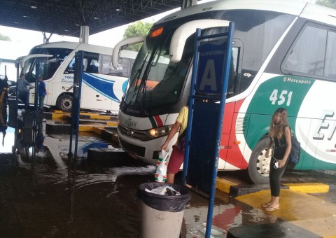 Temporal atrasa saída de ônibus na rodoviária de Manaus