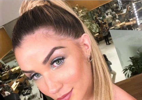 Após dois meses, ex-bbb Aline Gotschalg anuncia término de namoro com empresário